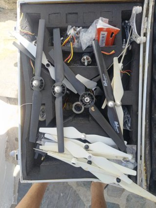 Dron DJI Phantom con muchos accesorios
