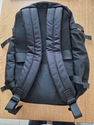 Mochila de viaje Ecohub negra.