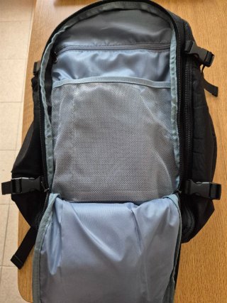 Mochila de viaje Ecohub negra.