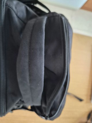 Mochila de viaje Ecohub negra.