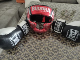 Casco y guantes boxeo/MMA Buddha y Charlie