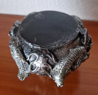 Figura Calavera con serpientes