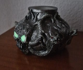 Figura Calavera con serpientes