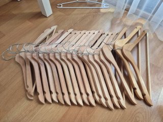 19 Perchas Madera y 6 Perchas con forma