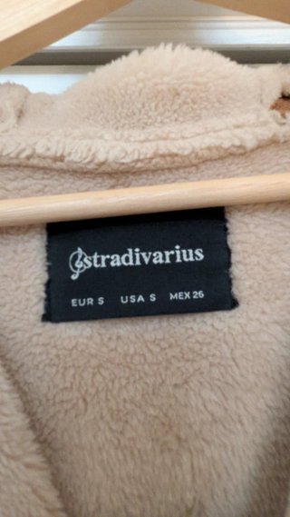 Abrigo Stradivarius efecto ante forrado borreguito