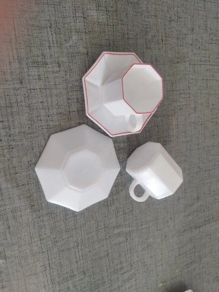 Set 6 Tazas ARCOPAL. Blancas con borde rojo.
