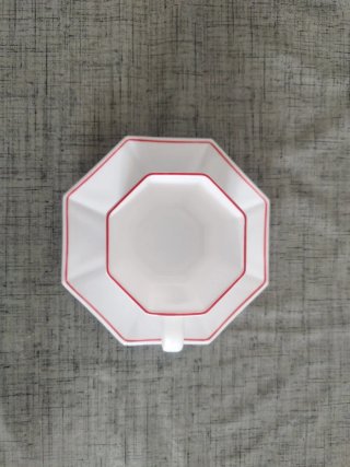 Set 6 Tazas ARCOPAL. Blancas con borde rojo.