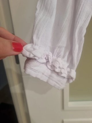 Camisa blanca con volantes y cuello alto