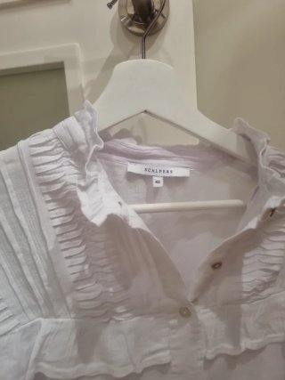 Camisa blanca con volantes y cuello alto