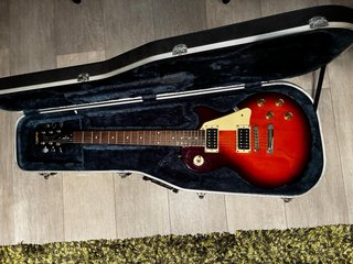 Epiphone Les Paul 100 con estuche y correa