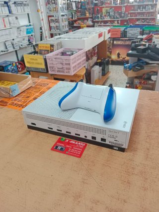 CONSOLA MICROSOFT XBOX ONE S 500GB MANDO Y CABLES
