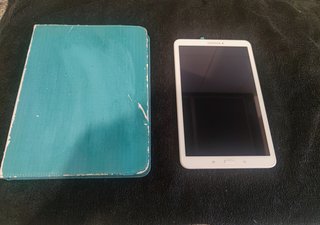 Tablet Samsung Blanca con Funda Azul