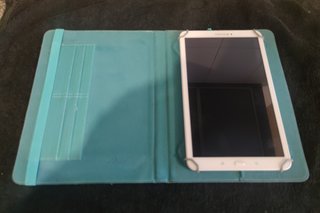 Tablet Samsung Blanca con Funda Azul