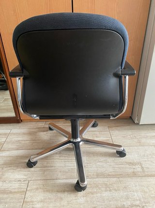 Silla de oficina azul y plateada