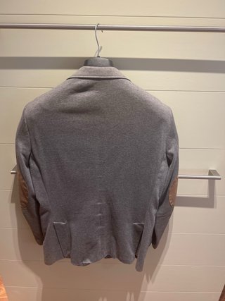 Americana gris con coderas
