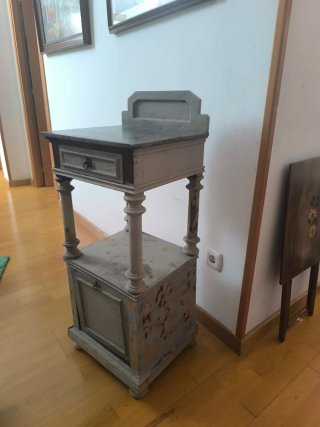 Mesita auxiliar antigua de madera