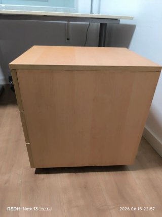 Cajonera de madera con llave y ruedas