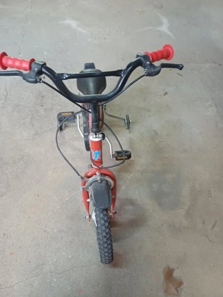 Bicicleta infantil roja