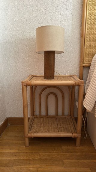 Cabecero y mesitas de mimbre
