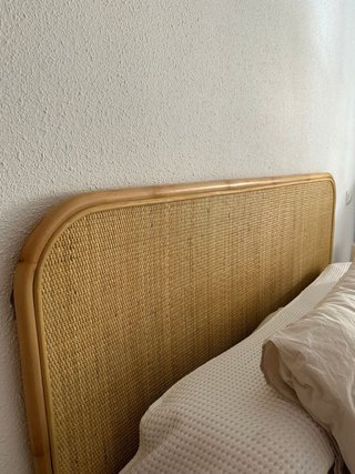 Cabecero y mesitas de mimbre
