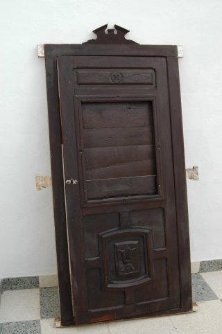 Puerta antigua de madera oscura