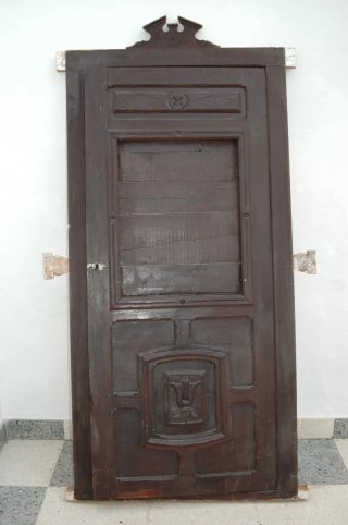 Puerta antigua de madera oscura