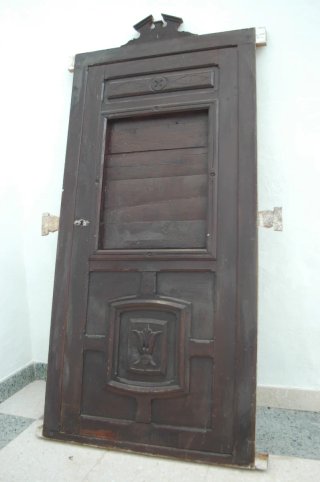 Puerta antigua de madera oscura