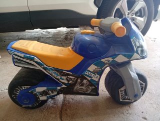 Moto de juguete policía azul y amarilla
