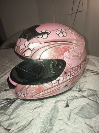 Casco de moto rosa con flores