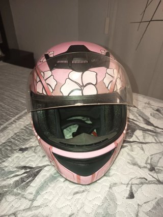 Casco de moto rosa con flores
