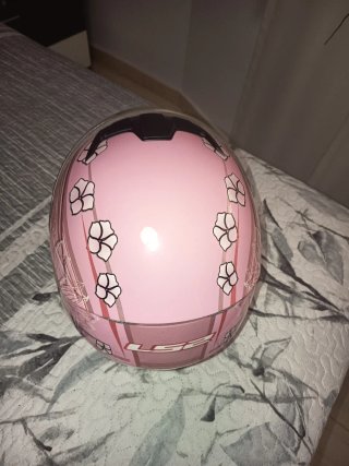 Casco de moto rosa con flores