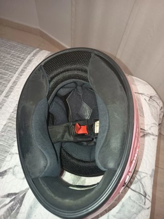 Casco de moto rosa con flores