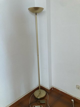 Lámpara de pie dorada