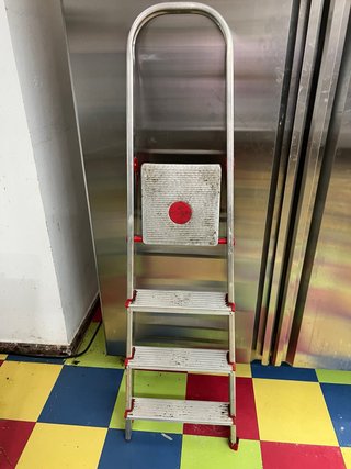 Escalera plegable de aluminio