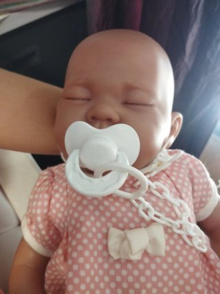 Muñeca recién nacida con chupete