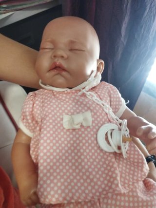 Muñeca recién nacida con chupete