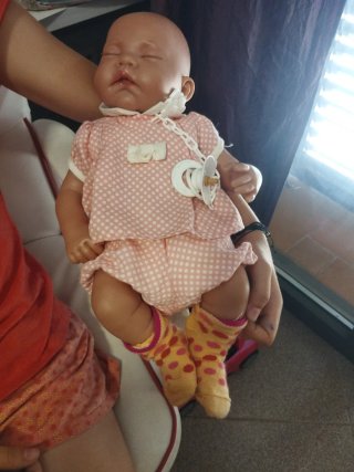 Muñeca recién nacida con chupete