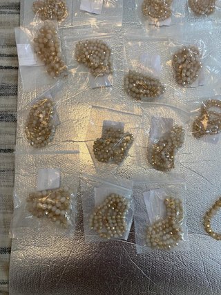 Lote 28 Pulseras Cuentas Beige/Oro