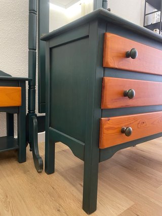 Cómoda y mesita de noche de madera verde
