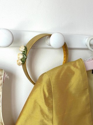 Vestido de comunión beige y dorado