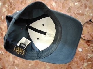 Gorra gris con logo triangular