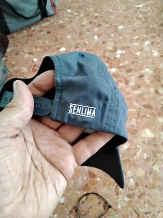 Gorra gris con logo triangular