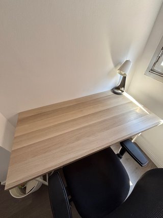Escritorio madera y metal con lámpara
