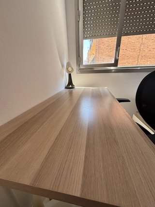 Escritorio madera y metal con lámpara
