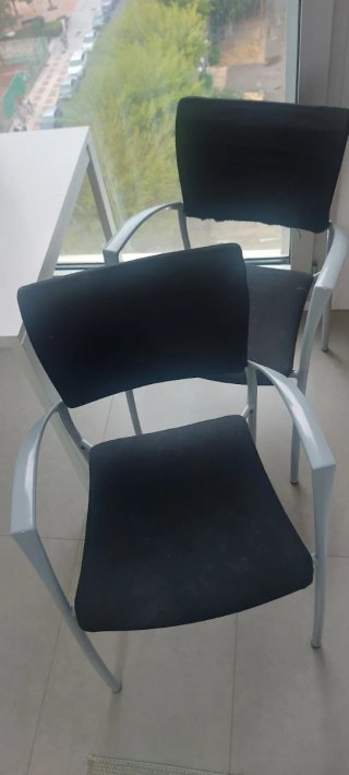 Sillas de tela y metal grises