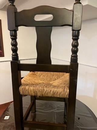 Sillas rústicas de madera y mimbre