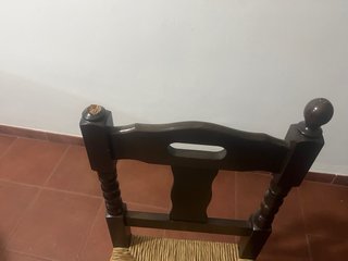 Sillas rústicas de madera y mimbre