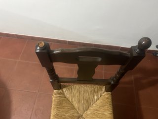 Sillas rústicas de madera y mimbre