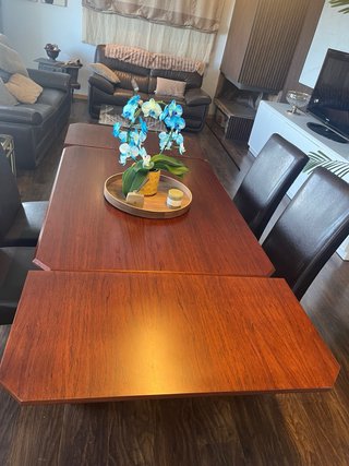 Mesa de comedor de madera natural