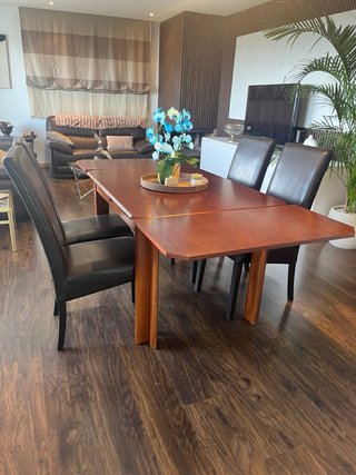 Mesa de comedor de madera natural